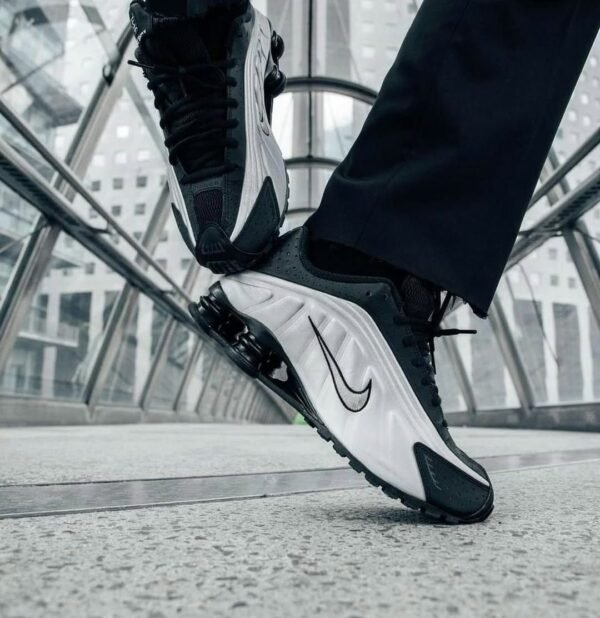 First Copy Shoes Nike Shox R4 Preto Prata-5